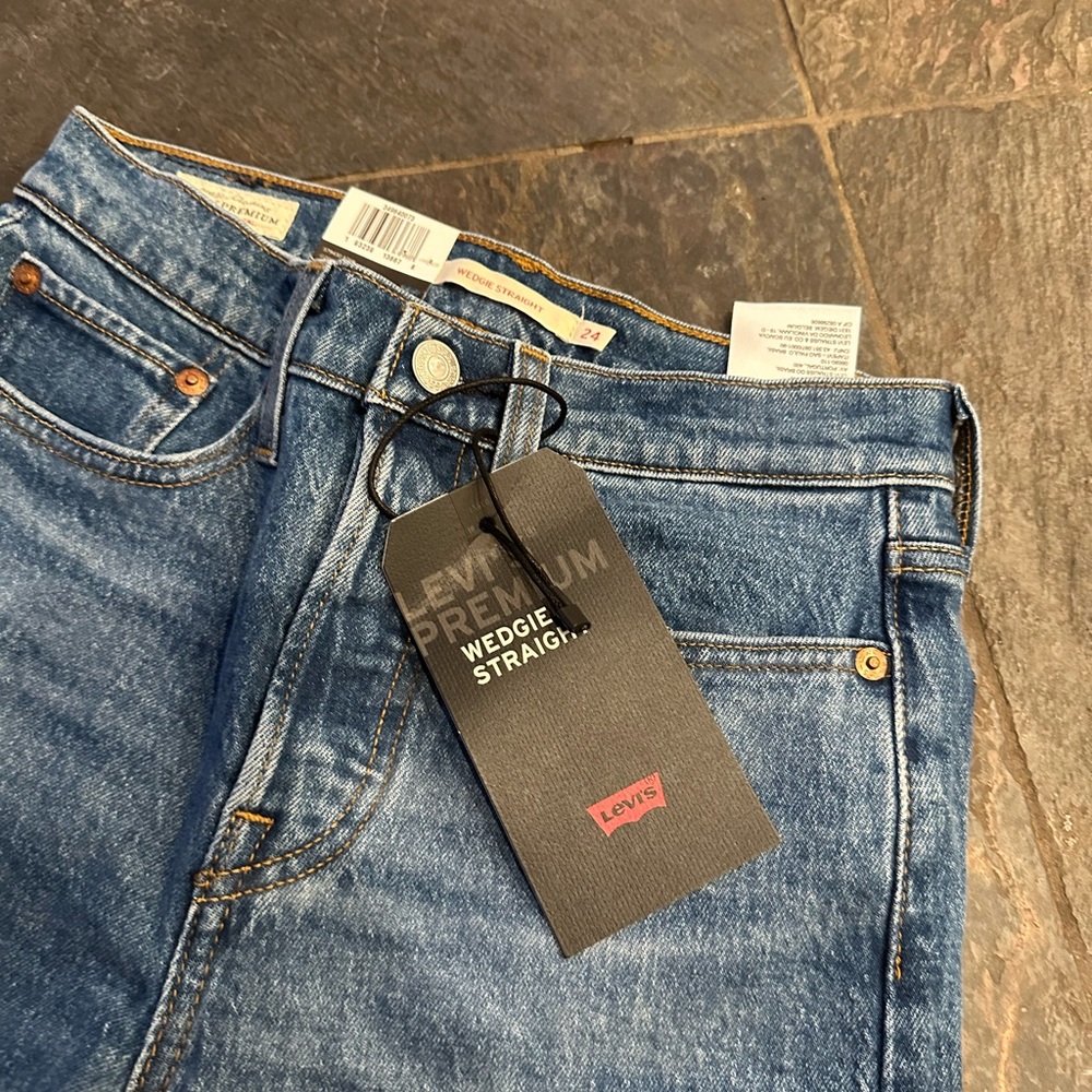 Brand New Levi Wedgie Straight 24 - Picture 3 of 9